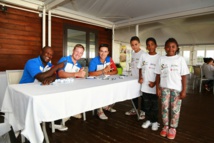 <center>Trois stars du golf réunionnais <br>avec les marmailles de 1000 Sourires <center>Trois stars du golf réunionnais <br>avec les marmailles de 1000 Sourires