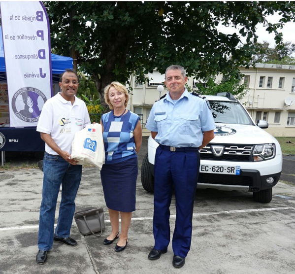 <center>Opération citoyenne avec la Gendarmerie<br> pour les marmailles de l'Etang <center>Opération citoyenne avec la Gendarmerie<br> pour les marmailles de l'Etang