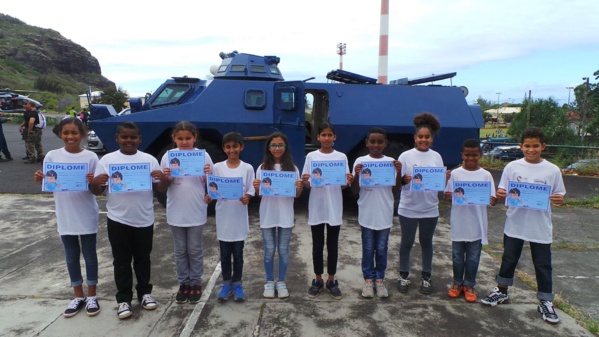 <center>Opération citoyenne avec la Gendarmerie<br> pour les marmailles de l'Etang <center>Opération citoyenne avec la Gendarmerie<br> pour les marmailles de l'Etang