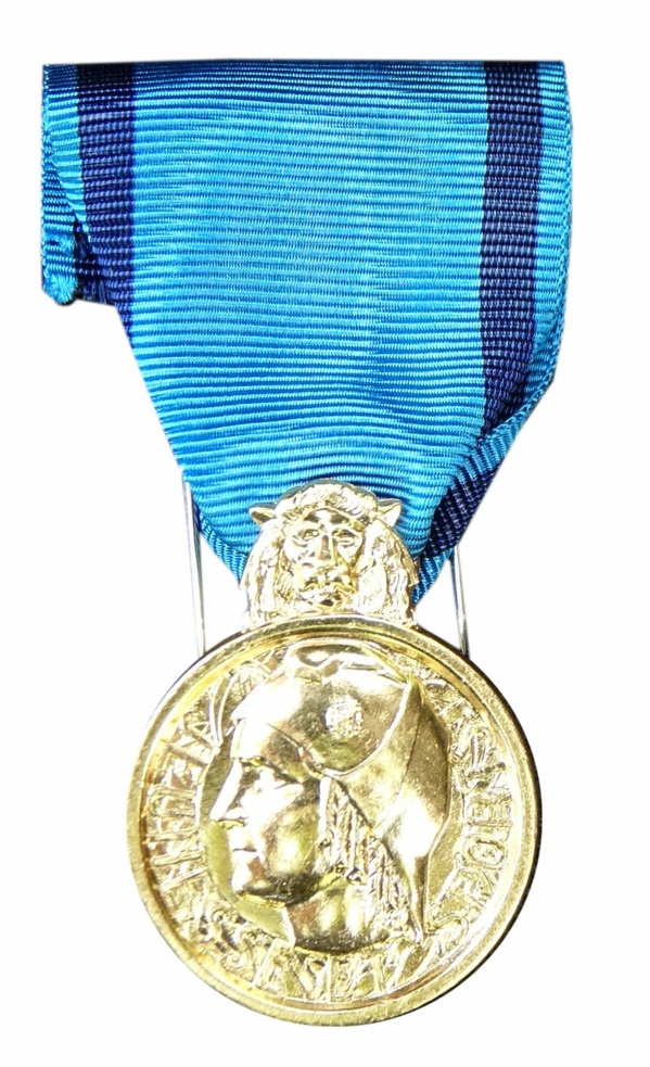 <center>Ibrahim Ingar, Président de 1000 Sourires <br>Médaillé de Bronze de la Jeunesse des Sports <br> et de l'Engagement associatif <center>Ibrahim Ingar, Président de 1000 Sourires <br>Médaillé de Bronze de la Jeunesse des Sports <br> et de l'Engagement associatif