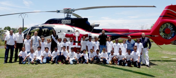 <center>Le Père Noël se met en trois <br> pour gâter les marmailles de 1000 Sourires <center>Le Père Noël se met en trois <br> pour gâter les marmailles de 1000 Sourires