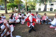 <center>Le Père Noël se met en trois <br> pour gâter les marmailles de 1000 Sourires