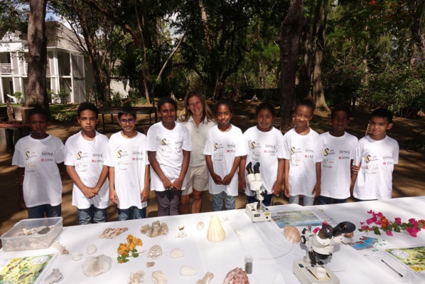 <center>Le Père Noël se met en trois <br> pour gâter les marmailles de 1000 Sourires <center>Le Père Noël se met en trois <br> pour gâter les marmailles de 1000 Sourires