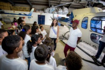 <center>Dans le ciel de Saint-Paul<br> avec Ambre N'Guyen, Miss Réunion  <center>Dans le ciel de Saint-Paul<br> avec Ambre N'Guyen, Miss Réunion