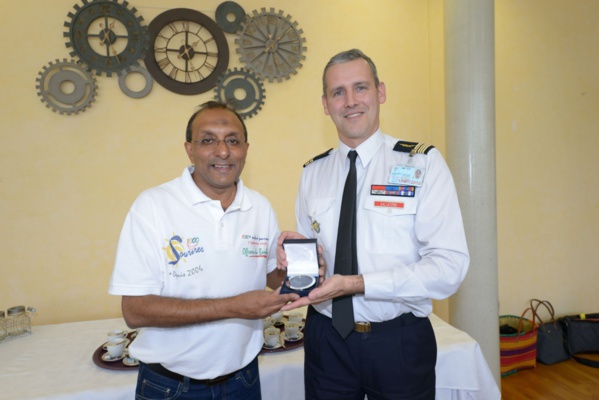 Ibrahim Ingar, Président de 1000 Sourires et  le Colonel Michel Gallazinni, Commandant de la Base Aérienne 123