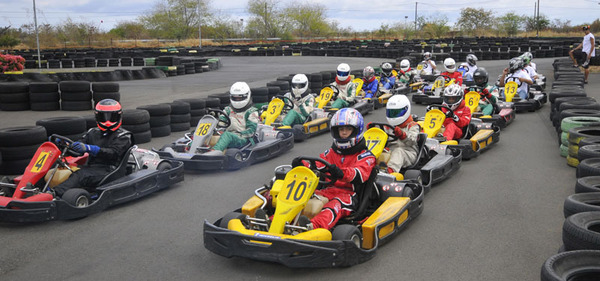 Les marmailles découvrent le kart avec des champions Les marmailles découvrent le kart avec des champions