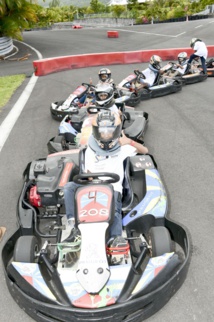 <center>Les  marmailles de 1000 Sourires à 100 à l’heure <br>avec les champions au Circuit  Félix Guichard