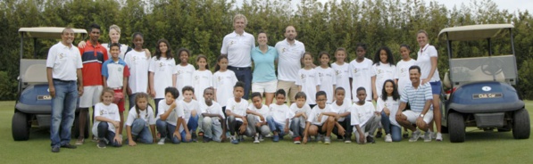<center>Six stars du golf tapent la balle <br>avec les marmailles au Golf du Bassin Bleu