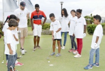 <center>Six stars du golf tapent la balle <br>avec les marmailles au Golf du Bassin Bleu