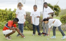 <center>Six stars du golf tapent la balle <br>avec les marmailles au Golf du Bassin Bleu