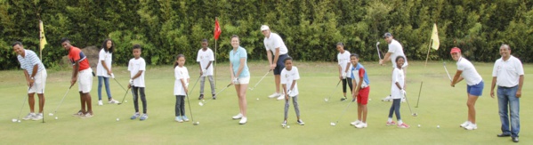 <center>Six stars du golf tapent la balle <br>avec les marmailles au Golf du Bassin Bleu