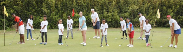<center>Six stars du golf tapent la balle <br>avec les marmailles au Golf du Bassin Bleu