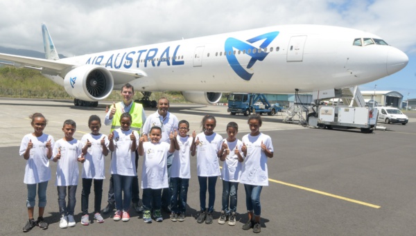 <center>Les marmailles de 1000 Sourires <br> dans les coulisses de l’aéroport Roland Garros <center>Les marmailles de 1000 Sourires <br> dans les coulisses de l’aéroport Roland Garros