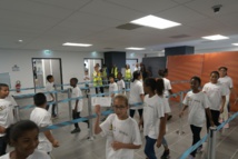 <center>Les marmailles de 1000 Sourires <br> dans les coulisses de l’aéroport Roland Garros