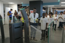 <center>Les marmailles de 1000 Sourires <br> dans les coulisses de l’aéroport Roland Garros