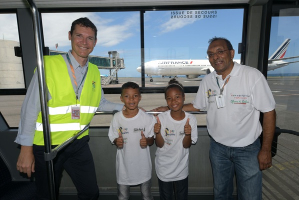 <center>Les marmailles de 1000 Sourires <br> dans les coulisses de l’aéroport Roland Garros