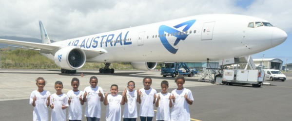 <center>Les marmailles de 1000 Sourires <br> dans les coulisses de l’aéroport Roland Garros <center>Les marmailles de 1000 Sourires <br> dans les coulisses de l’aéroport Roland Garros