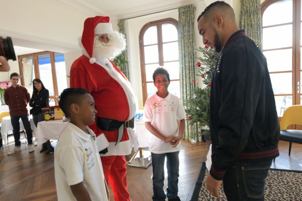 <Center>"Noël de Rêve à Marseille"<br> Jour 1 / Mardi 19 décembre 2017<br> Rencontre avec Diminitri Payet, Ambassadeur d'Air Austral et Capitaine de l'OM<br> à l'hôtel "La Résidence du Vieux Port  <Center>"Noël de Rêve à Marseille"<br> Jour 1 / Mardi 19 décembre 2017<br> Rencontre avec Diminitri Payet, Ambassadeur d'Air Austral et Capitaine de l'OM<br> à l'hôtel "La Résidence du Vieux Port