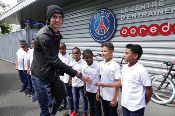 <center>Jour 5 : "S'envoler vers le Rêve  ..." <br>Les petits Réunionnais ont rencontré <br> les joueurs du PSG <center>Jour 5 : "S'envoler vers le Rêve  ..." <br>Les petits Réunionnais ont rencontré <br> les joueurs du PSG