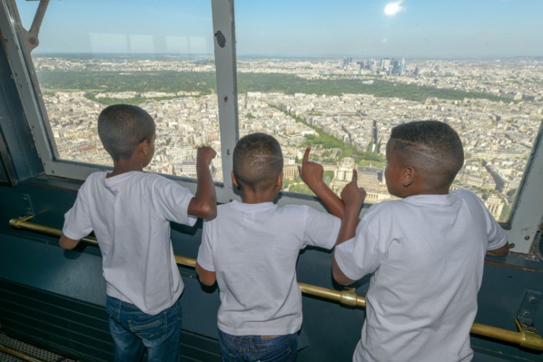 <center>Jour 6 : "S'envoler vers le Rêve  ..." <br>Une journée magique  au sommet de la Tour Eiffel <br>et à Disneyland Paris pour les neuf marmailles