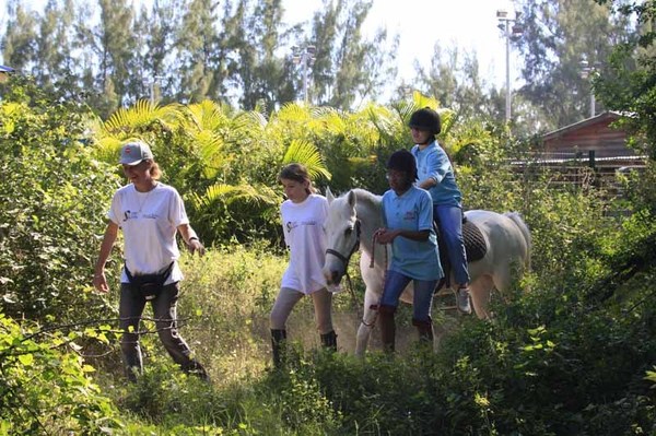 Découverte du cheval pour les marmailles de la SHLMR