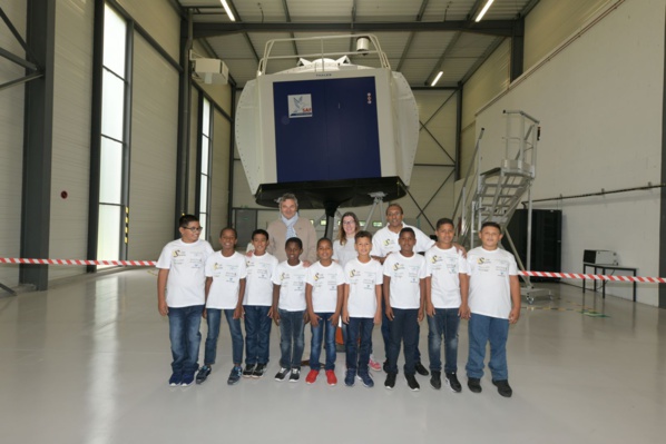 <center>Jour 9 : "S'envoler vers le Rêve ..." <br>Les neuf marmailles ont testé un simulateur <br> exceptionnel de pilotage d’hélicoptère à Albertville <center>Jour 9 : "S'envoler vers le Rêve ..." <br>Les neuf marmailles ont testé un simulateur <br> exceptionnel de pilotage d’hélicoptère à Albertville