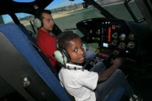 <center>Jour 9 : "S'envoler vers le Rêve ..." <br>Les neuf marmailles ont testé un simulateur <br> exceptionnel de pilotage d’hélicoptère à Albertville <center>Jour 9 : "S'envoler vers le Rêve ..." <br>Les neuf marmailles ont testé un simulateur <br> exceptionnel de pilotage d’hélicoptère à Albertville