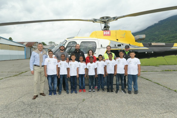 <center>Jour 9 : "S'envoler vers le Rêve ..." <br>Les neuf marmailles ont testé un simulateur <br> exceptionnel de pilotage d’hélicoptère à Albertville <center>Jour 9 : "S'envoler vers le Rêve ..." <br>Les neuf marmailles ont testé un simulateur <br> exceptionnel de pilotage d’hélicoptère à Albertville