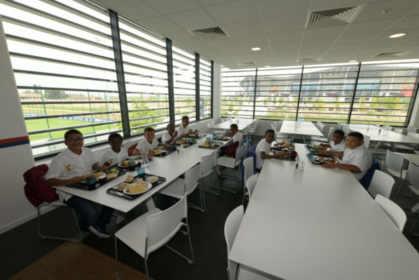 <center>Jour 10 : "S'envoler vers le Rêve  ..."<br>Les neuf marmailles ont rencontré Jérémy Morel <br> et ses coéquipiers  au Groupama Training Center