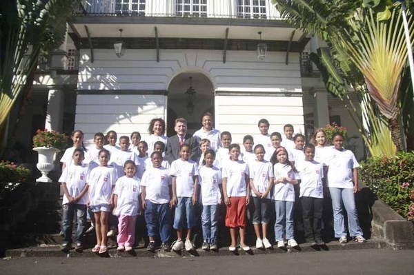 Le Préfet de la Réunion et Miss Réunion 2009 rencontrent les VIM de 1000 Sourires Le Préfet de la Réunion et Miss Réunion 2009 rencontrent les VIM de 1000 Sourires