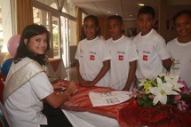 Le Préfet de la Réunion et Miss Réunion 2009 rencontrent les VIM de 1000 Sourires Le Préfet de la Réunion et Miss Réunion 2009 rencontrent les VIM de 1000 Sourires