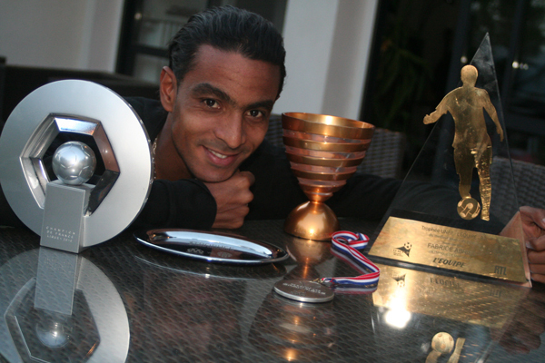 Fabrice ABRIEL - Milieu Olympique de Marseille, Champion de France - Vainqueur de la Ligue 2010 et Parrain de 1000 Sourires Fabrice ABRIEL - Milieu Olympique de Marseille, Champion de France - Vainqueur de la Ligue 2010 et Parrain de 1000 Sourires