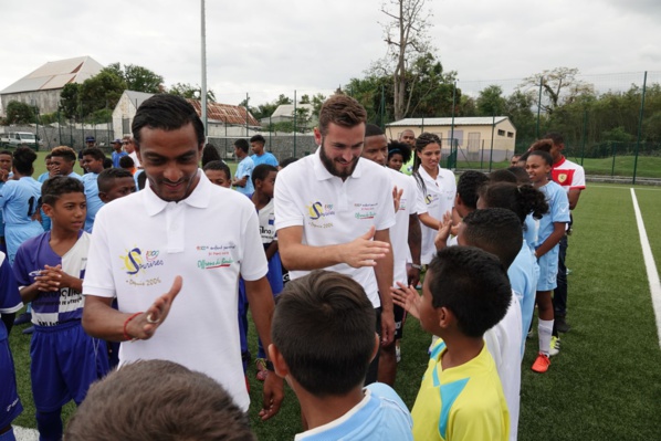 <center>Lucas Tousart , Milieu de l'Olympique Lyonnais et capitaine de l'équipe de France Espoirs <br> et Valérie Gauvin, Attaquante du Montpellier HSC et de l'équipe de France féminine <br>Deux bleus à la Réunion pour le bonheur des marmailles