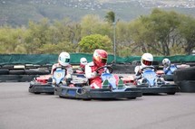 Les VIM de 1000 Sourires découvrent le kart  avec des champions de la Réunion ...