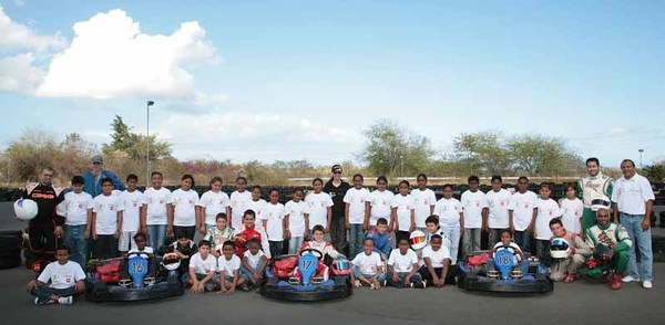 Les VIM de 1000 Sourires découvrent le kart  avec des champions de la Réunion ...