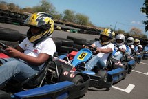 Les VIM de 1000 Sourires découvrent le kart  avec des champions de la Réunion ...