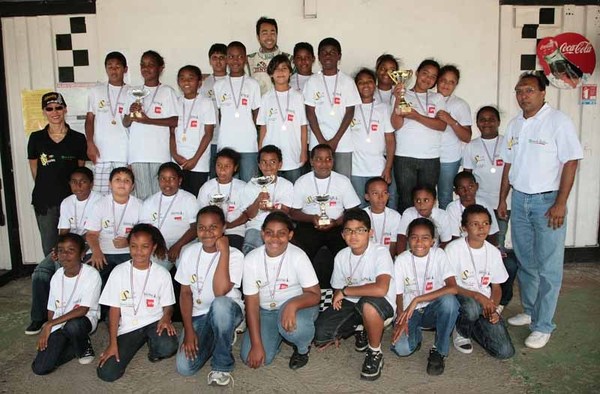 Les VIM de 1000 Sourires découvrent le kart  avec des champions de la Réunion ...