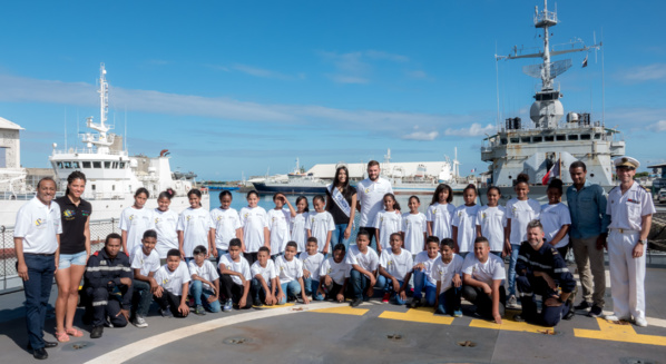 <center>Les marmailles  jouent les marins en herbe <br> avec la Marine Nationale