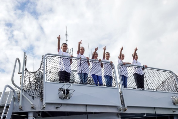 <center>Les marmailles  jouent les marins en herbe <br> avec la Marine Nationale