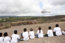 Les V.I.M. de  1000 Sourires fêtent Noël à bord  d’un hélicoptère