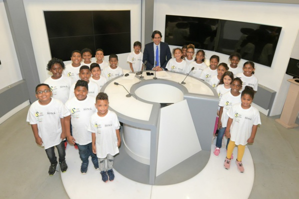 <center>Radio, télé, Internet :<br> les marmailles de 1000 Sourires  découvrent <br>les coulisses de Réunion La 1ère  <center>Radio, télé, Internet :<br> les marmailles de 1000 Sourires  découvrent <br>les coulisses de Réunion La 1ère