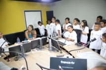 <center>Radio, télé, Internet :<br> les marmailles de 1000 Sourires  découvrent <br>les coulisses de Réunion La 1ère  <center>Radio, télé, Internet :<br> les marmailles de 1000 Sourires  découvrent <br>les coulisses de Réunion La 1ère