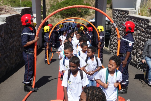 <center>Une journée dans la peau d’un sapeur-pompier <br>pour les marmailles de 1000 Sourires <center>Une journée dans la peau d’un sapeur-pompier <br>pour les marmailles de 1000 Sourires