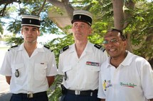 De gauche à droite : Capitaine Dominique PAULO - Commandant de la Gendarmerie de Saint-Paul, Colonel Philippe LE MOUËL - Commandant de la Gendarmerie de La Réunion et Ibrahim INGAR - Président de 1000 Sourires