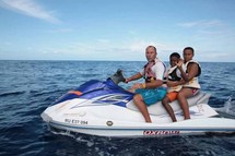 «Les VIM de 1000 Sourires découvrent  l’océan en Jet Ski»