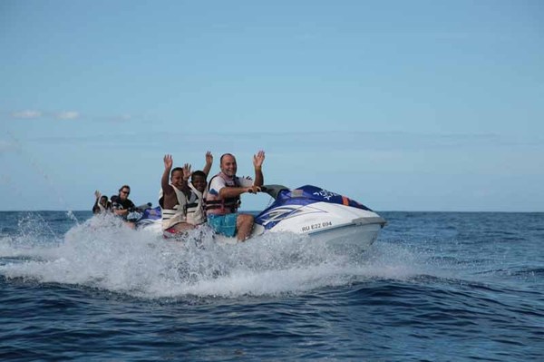 «Les VIM de 1000 Sourires découvrent  l’océan en Jet Ski»