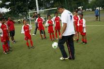 « Séance de jeux » en V.I.M. * avec Benoît TREMOULINAS – Défenseur FC Girondins de Bordeaux et Dimitri PAYET – Attaquant AS Saint-Etienne « Séance de jeux » en V.I.M. * avec Benoît TREMOULINAS – Défenseur FC Girondins de Bordeaux et Dimitri PAYET – Attaquant AS Saint-Etienne