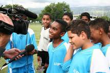 « Séance de jeux » en V.I.M. * avec Benoît TREMOULINAS – Défenseur FC Girondins de Bordeaux et Dimitri PAYET – Attaquant AS Saint-Etienne « Séance de jeux » en V.I.M. * avec Benoît TREMOULINAS – Défenseur FC Girondins de Bordeaux et Dimitri PAYET – Attaquant AS Saint-Etienne