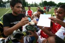« Séance de jeux » en V.I.M. * avec Benoît TREMOULINAS – Défenseur FC Girondins de Bordeaux et Dimitri PAYET – Attaquant AS Saint-Etienne « Séance de jeux » en V.I.M. * avec Benoît TREMOULINAS – Défenseur FC Girondins de Bordeaux et Dimitri PAYET – Attaquant AS Saint-Etienne