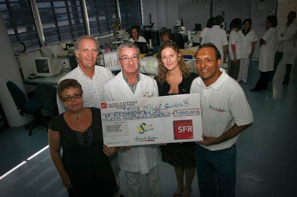 François Cartault, responsable du service génétique et Tamara Kuhbier, attachée d’adminitration hospitalière au CHR Felix Guyon, reçoivent un chèque de 3000 € des mains de Bertrand Guillot, Président de SRR, Jessie Canjamalé, responsable des relations partenaires SFR, et Ibrahim Ingar, Président de l’association 1000 Sourires François Cartault, responsable du service génétique et Tamara Kuhbier, attachée d’adminitration hospitalière au CHR Felix Guyon, reçoivent un chèque de 3000 € des mains de Bertrand Guillot, Président de SRR, Jessie Canjamalé, responsable des relations partenaires SFR, et Ibrahim Ingar, Président de l’association 1000 Sourires
